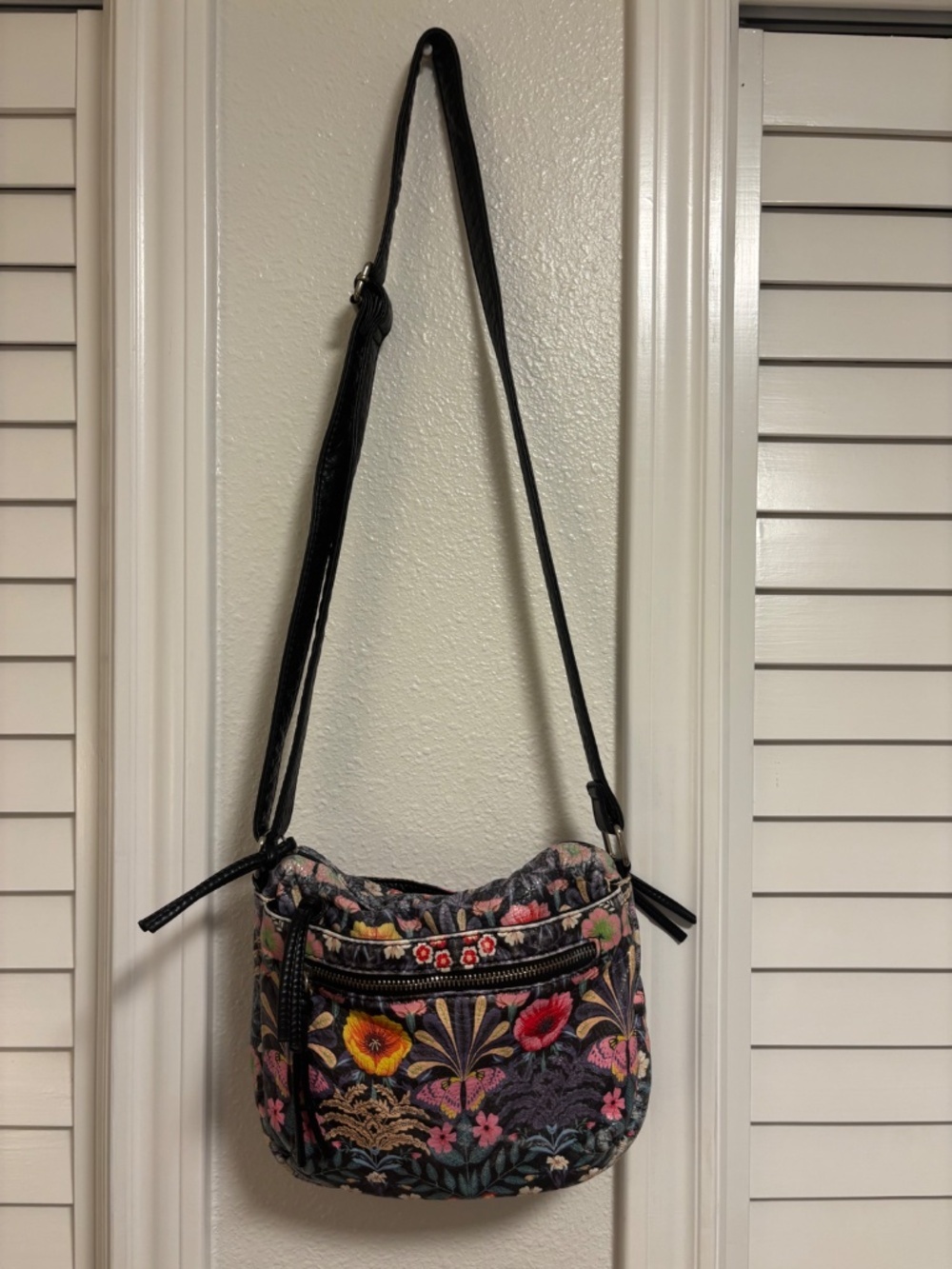 Bueno of California Watercolor Floral Shoulder Crossbody Bag Black - Picture 6 of 10